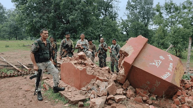 नक्सलियों के शहीद स्मारक को ध्वस्त करते हुए सुरक्षाबल के जवान नक्सलियों के शहीद स्मारक को ध्वस्त करते हुए सुरक्षाबल के जवान