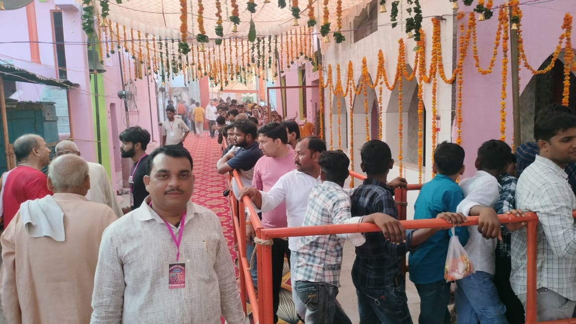 श्रद्धालुओं की भीड़ श्रद्धालुओं की भीड़