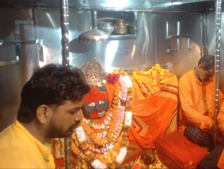 माता शीतला का दर्शन करते श्रद्धालु। माता शीतला का दर्शन करते श्रद्धालु।