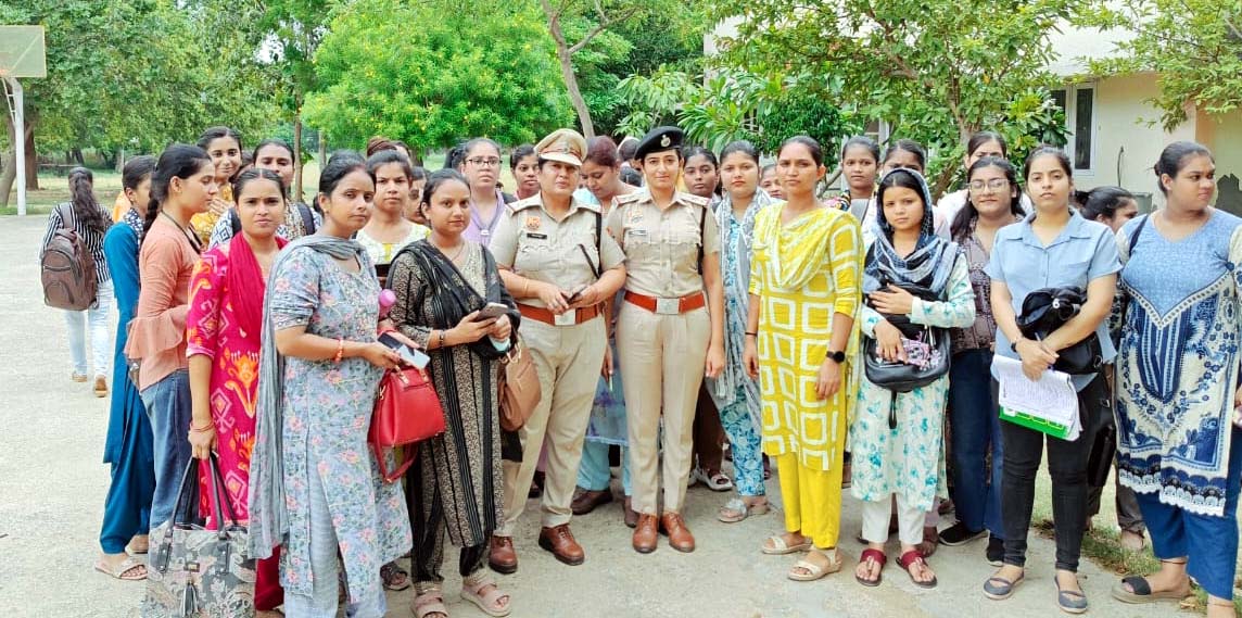 पुलिस टीमें महिलाओं को जागरुक करते हुए पुलिस टीमें महिलाओं को जागरुक करते हुए