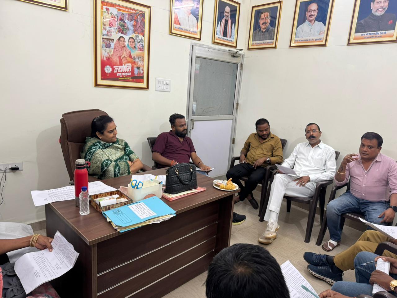 बैठक को संबोधित करती हुई नगर पंचायत कुरुद अध्यक्ष ज्योति भानु चन्द्राकर। बैठक को संबोधित करती हुई नगर पंचायत कुरुद अध्यक्ष ज्योति भानु चन्द्राकर।