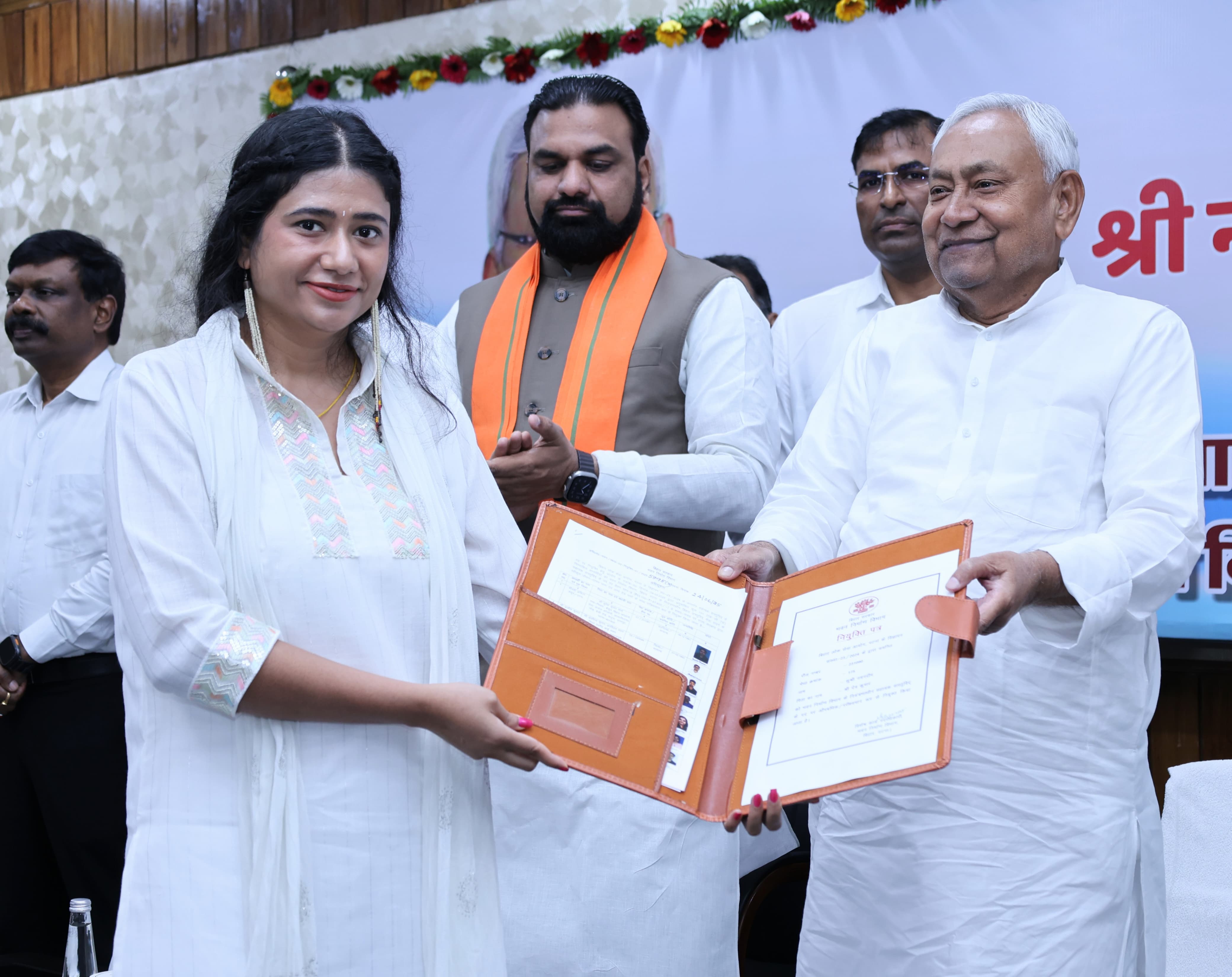 मुख्यमंत्री नियुक्ति पत्र देते हुए मुख्यमंत्री नियुक्ति पत्र देते हुए