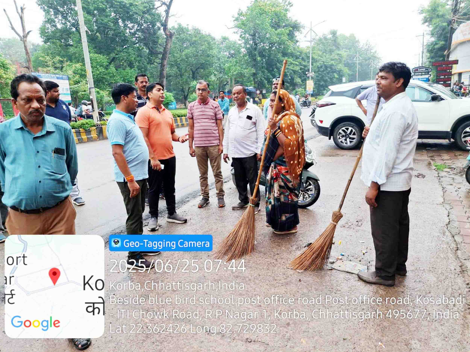 आयुक्त निरीक्षण करते हुए आयुक्त निरीक्षण करते हुए