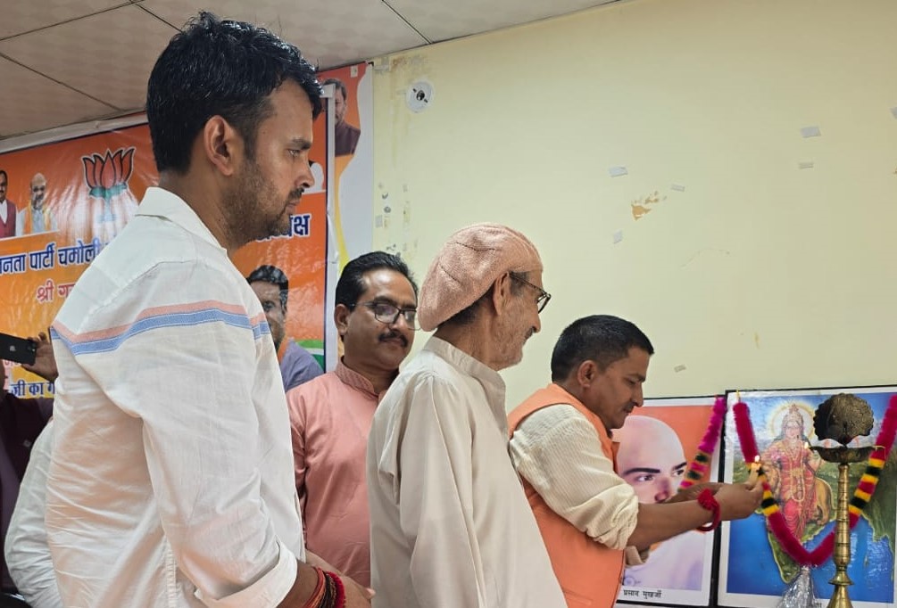 गोपेश्वर में कार्यक्रम का शुभारंभ करते हुए भाजपा जिलाध्यक्ष गजपाल बर्त्वाल। गोपेश्वर में कार्यक्रम का शुभारंभ करते हुए भाजपा जिलाध्यक्ष गजपाल बर्त्वाल।