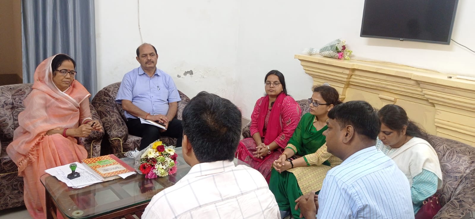 राज्य महिला आयोग की सदस्य गीता बिंद महिलाओं की सुनवाई करते हुए राज्य महिला आयोग की सदस्य गीता बिंद महिलाओं की सुनवाई करते हुए