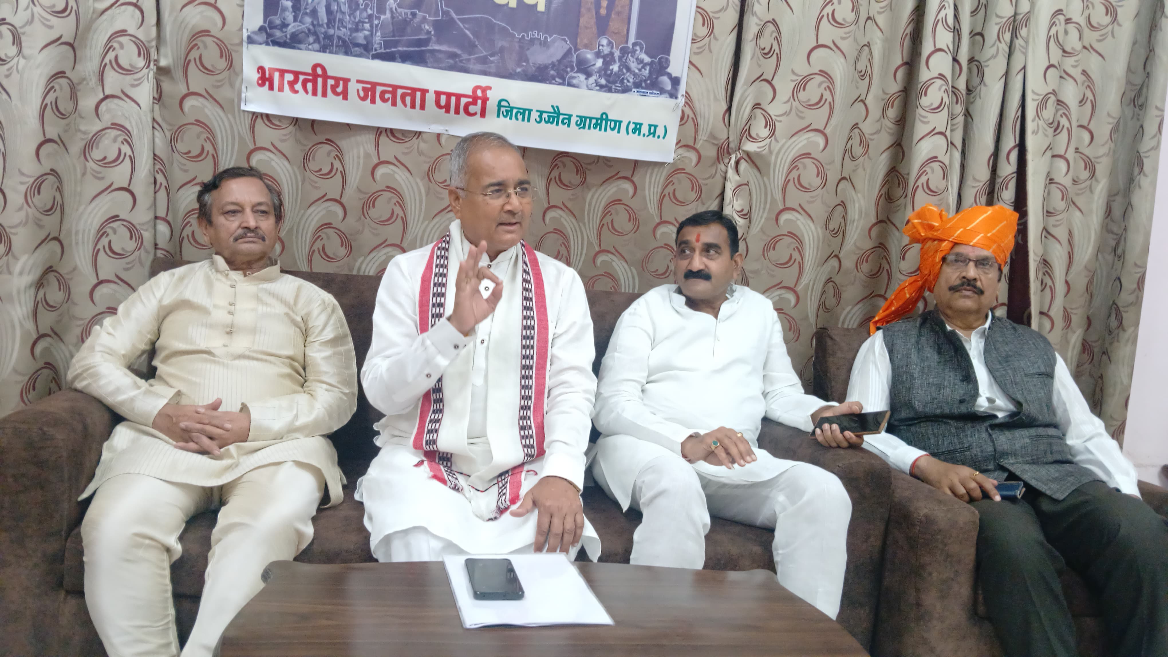 फोटोे. प्रेसवार्ता को संबोधित करते सांसद, रोडमल फोटोे. प्रेसवार्ता को संबोधित करते सांसद, रोडमल