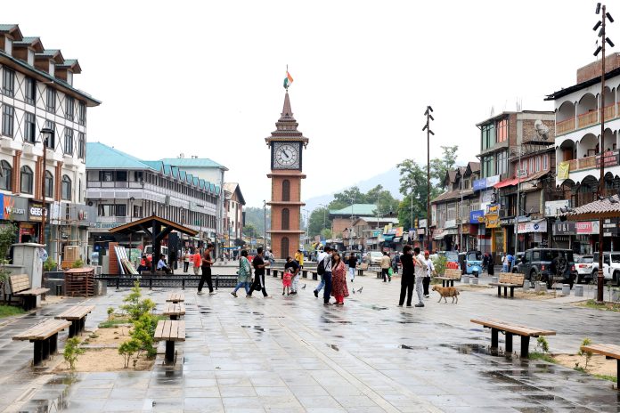 कश्मीर के कई हिस्सों में हुई बारिश, लोगों को गर्मी से मिली राहत कश्मीर के कई हिस्सों में हुई बारिश, लोगों को गर्मी से मिली राहत
