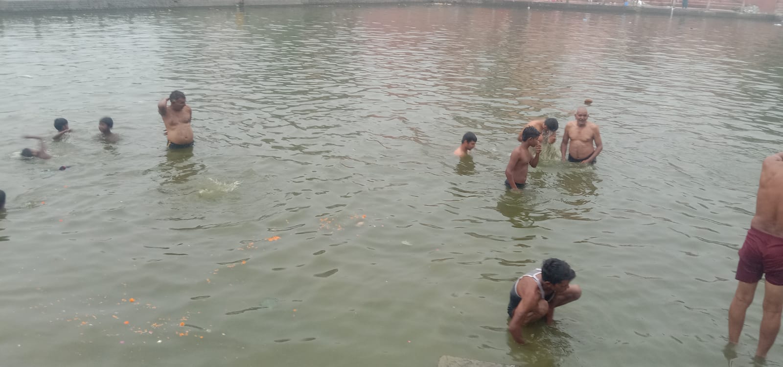 अषाढ़ अमावस्या पर पांडू पिंडारा तीर्थ पर स्नान करवाते हुए श्रद्धालु। अषाढ़ अमावस्या पर पांडू पिंडारा तीर्थ पर स्नान करवाते हुए श्रद्धालु।