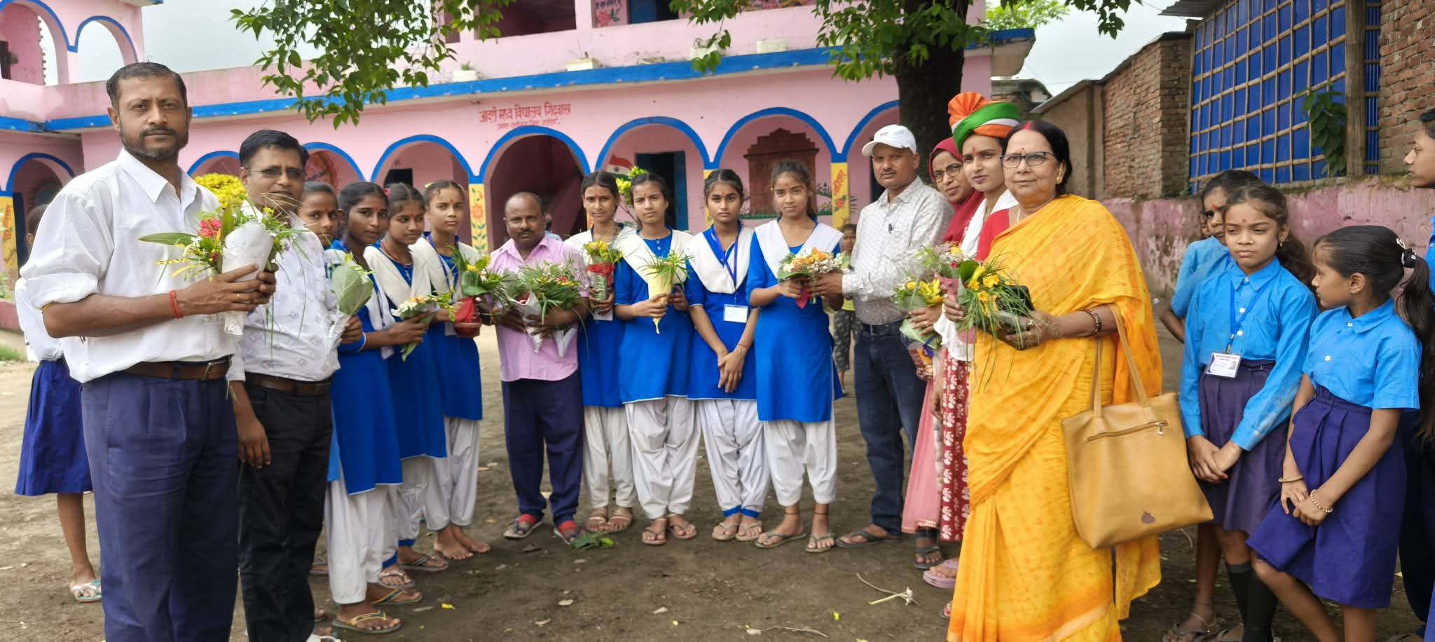 अररिया फोटो:शिक्षकों को बुके देते बच्चे अररिया फोटो:शिक्षकों को बुके देते बच्चे