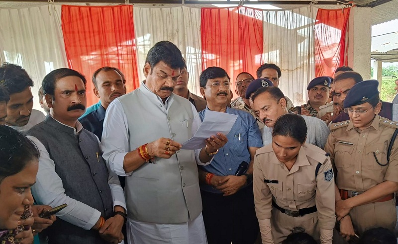 गुना में दुर्घटना स्थल पहुंचे प्रभारी मंत्री राजपूत गुना में दुर्घटना स्थल पहुंचे प्रभारी मंत्री राजपूत