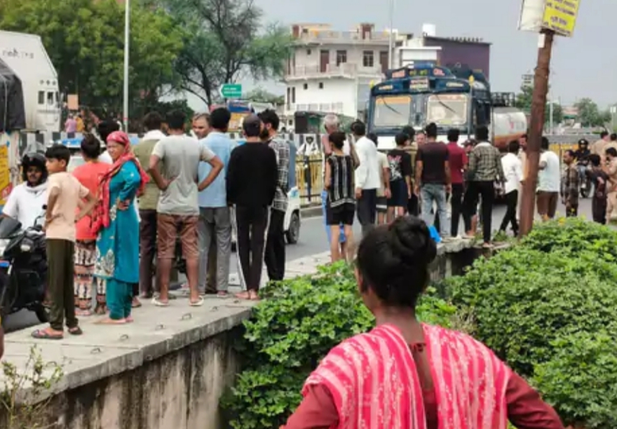 मौके पर लोगों की भीड़ मौके पर लोगों की भीड़