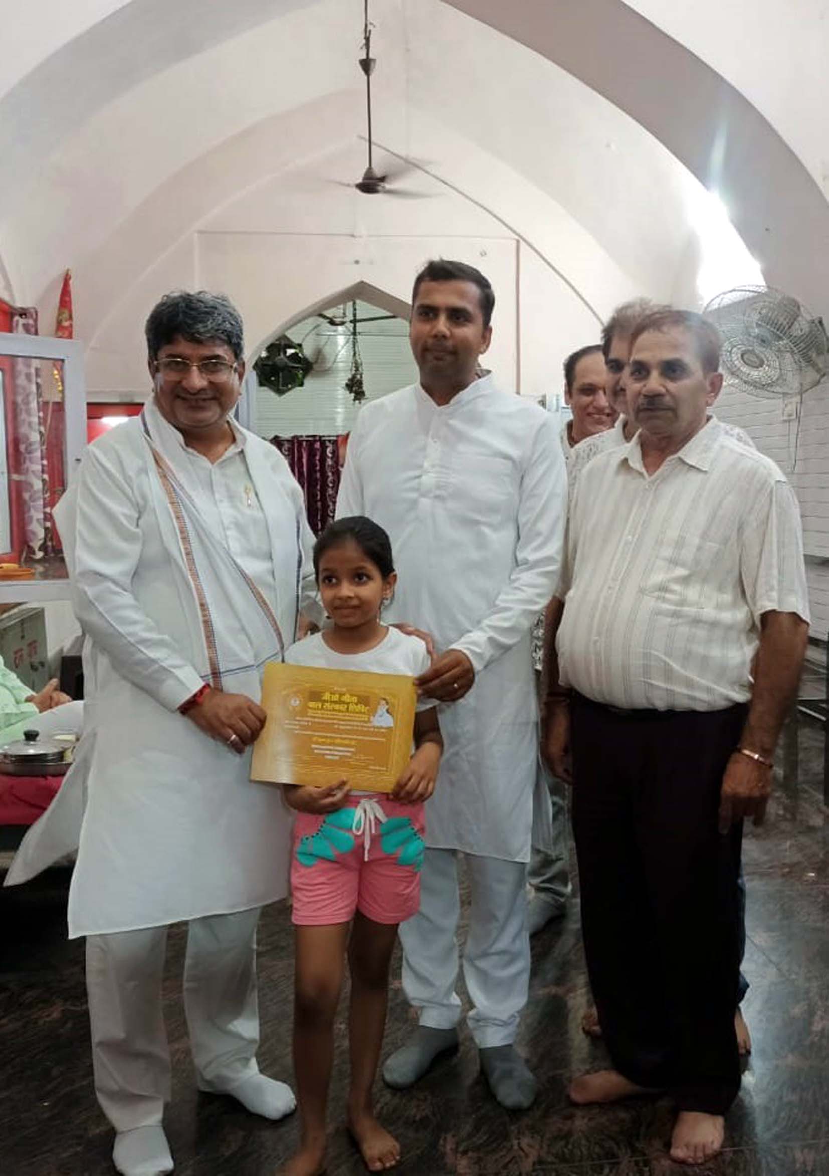 बच्चों के साथ मेयर प्रवीण पोपली, पार्षद व अन्य गणमान्य व्यक्ति। बच्चों के साथ मेयर प्रवीण पोपली, पार्षद व अन्य गणमान्य व्यक्ति।