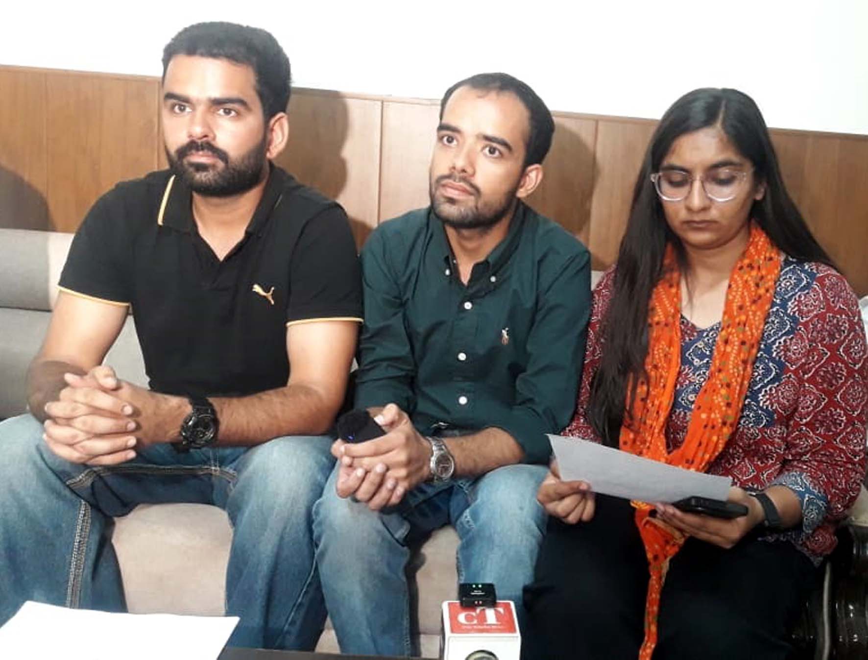 वार्ता की जानकारी देते आंदोलनकारी छात्रों की कमेटी के पदाधिकारी। वार्ता की जानकारी देते आंदोलनकारी छात्रों की कमेटी के पदाधिकारी।