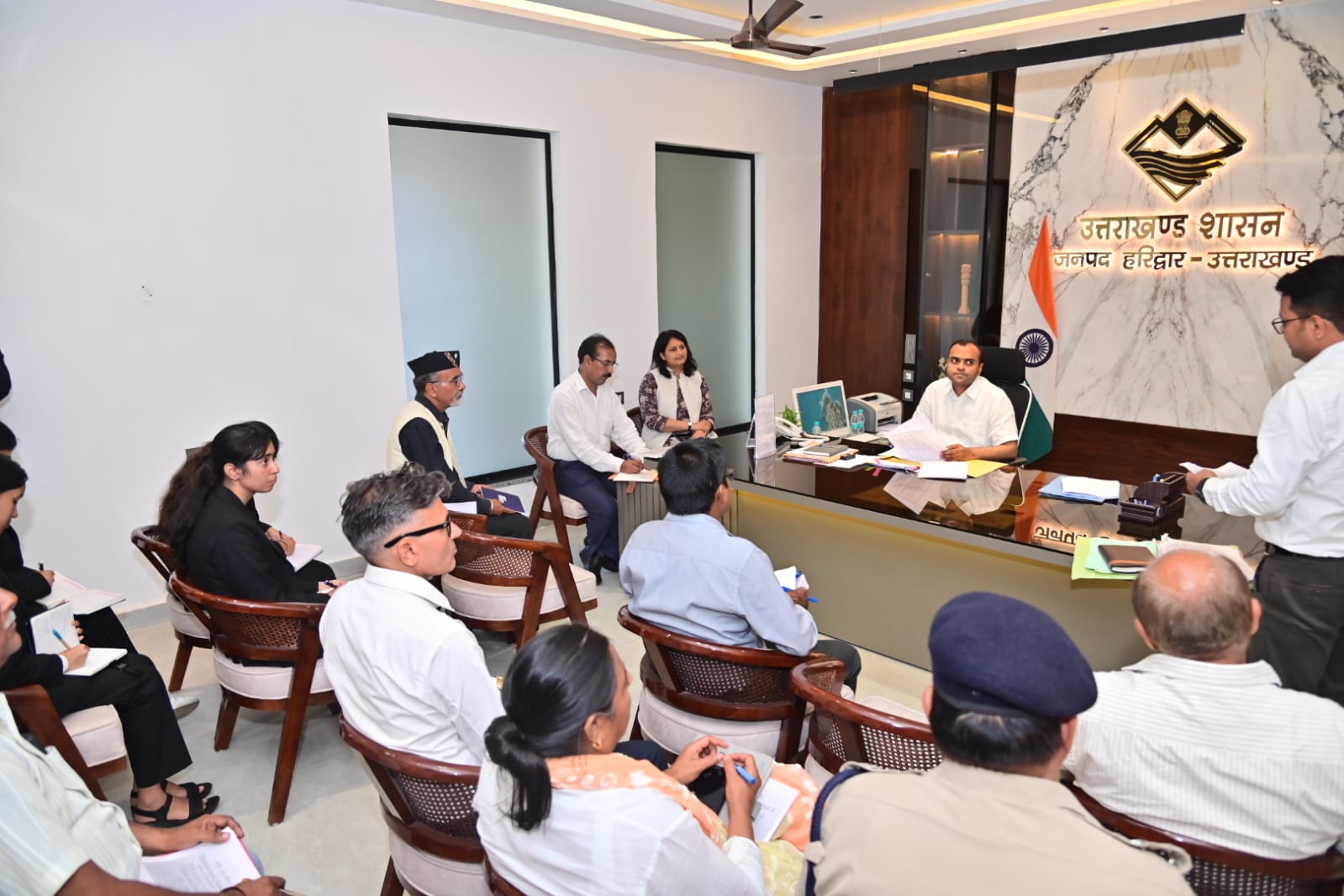 बैठक लेते जिलाधिकारी बैठक लेते जिलाधिकारी
