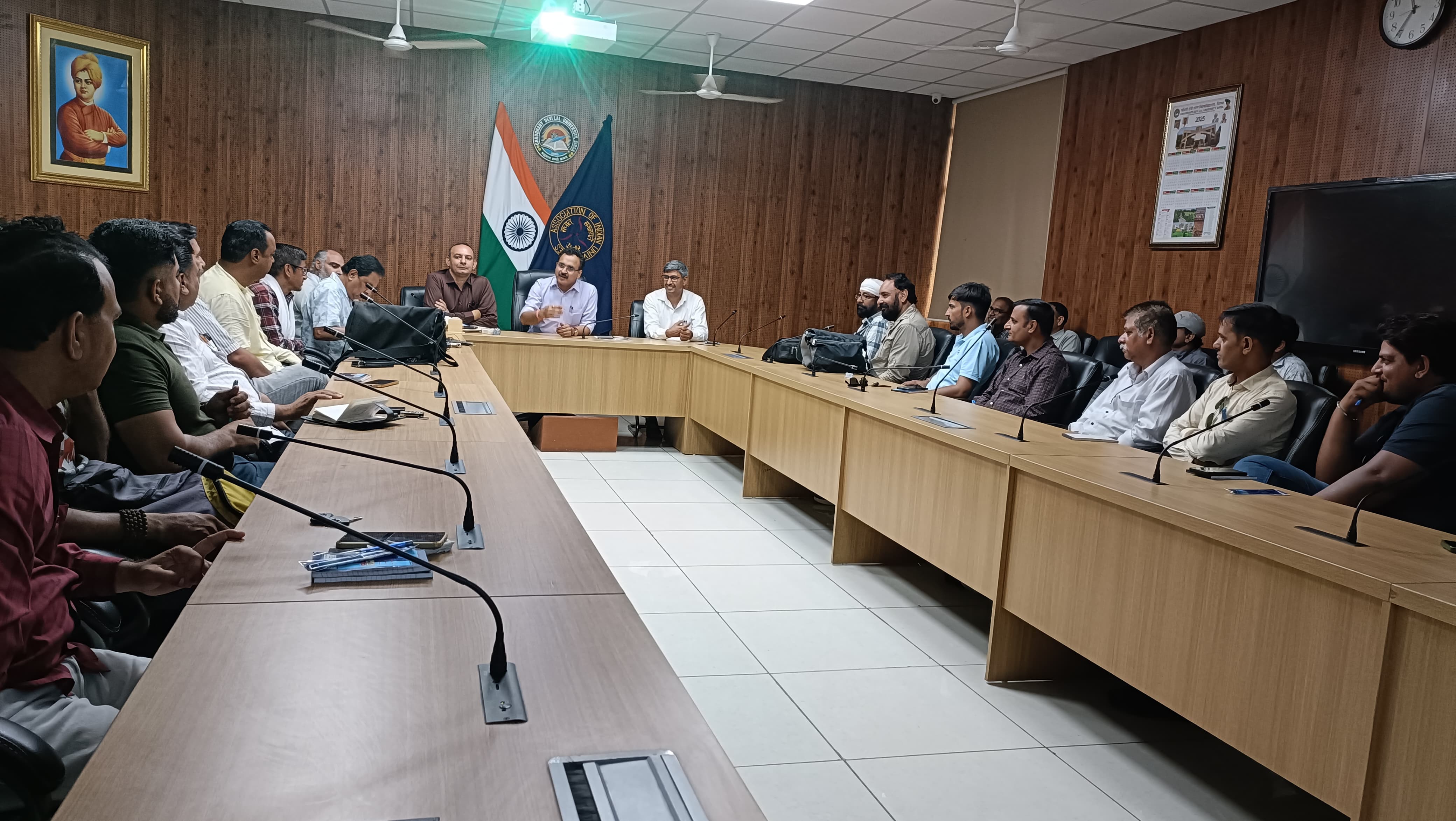 पत्रकारों से बातचीत करते कुलपति प्रो. विजय कुमार। पत्रकारों से बातचीत करते कुलपति प्रो. विजय कुमार।