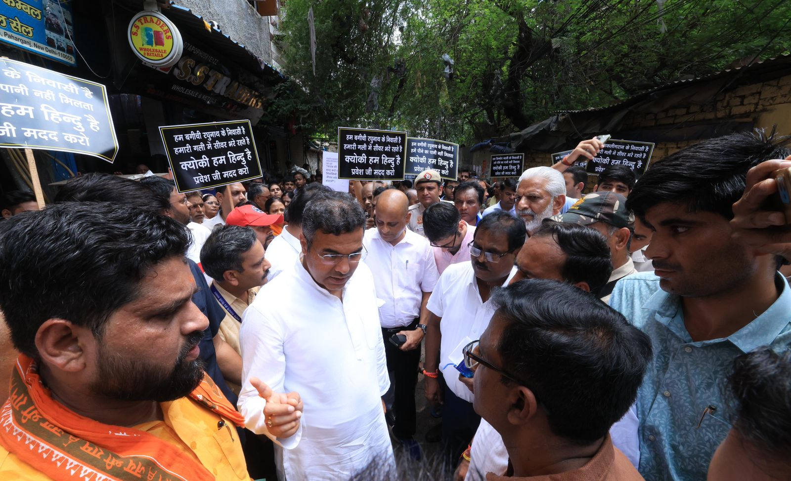 बल्लीमारान विधानसभा क्षेत्र के नबी करीम इलाके का गुरुवार को दौरा करते जल मंत्री प्रवेश साहिब सिंह