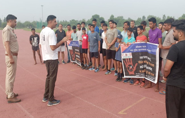 सोनीपत: क्राइम यूनिट कुंडली के प्रभारी उप निरीक्षक जितेंद्र युवाओं को  जागरुक करते हुए