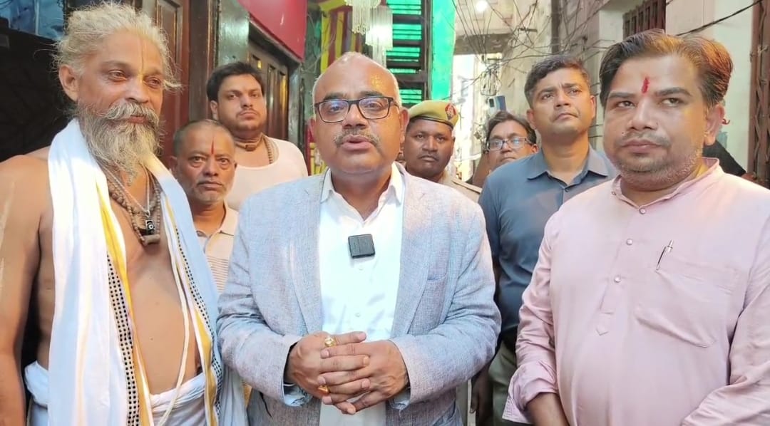 रथयात्रा का जाएज़ा लेते जिलाधिकारी रथयात्रा का जाएज़ा लेते जिलाधिकारी