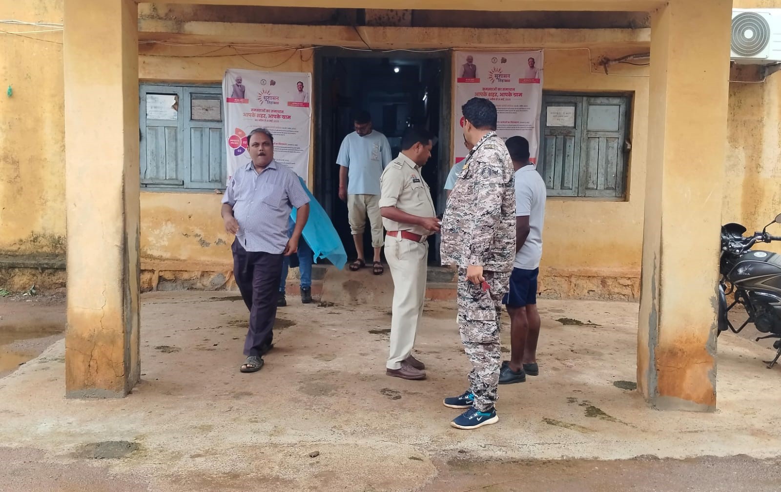 चाकूबाजी की खबर के बाद रूद्री पुलिस व फोरेंसिक टीम कार्यालय पहुंचकर जांच करते हुए।