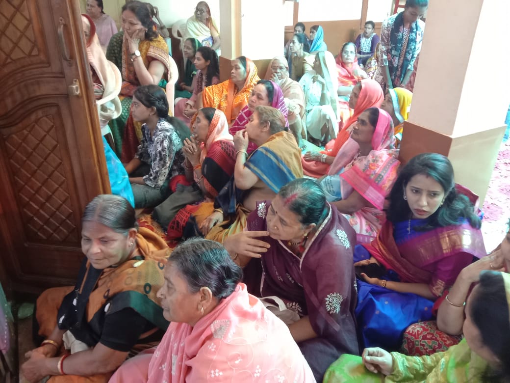 प्राण प्रतिष्ठा के दौरान उपस्थित महिलाएं। प्राण प्रतिष्ठा के दौरान उपस्थित महिलाएं।