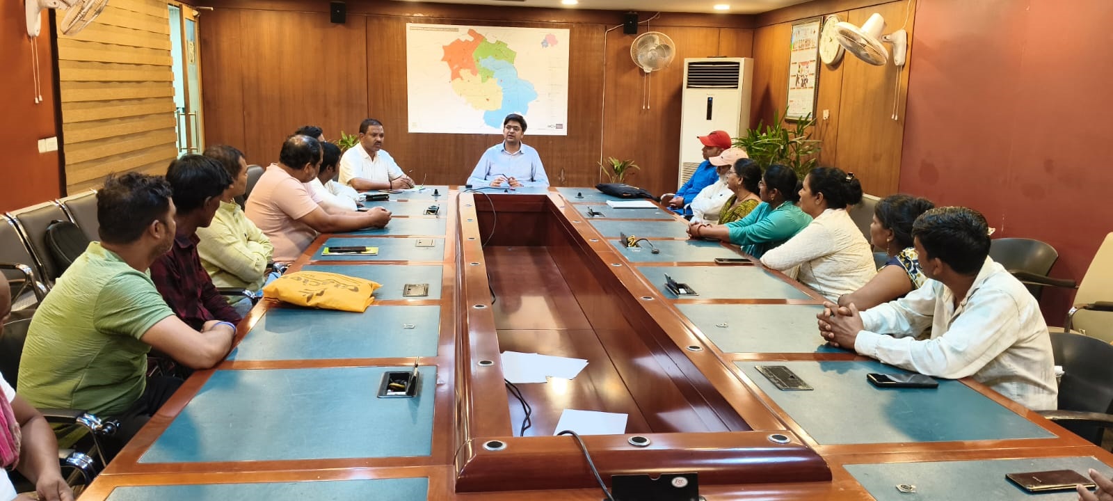 गुरुग्राम में टाउन वेंडिंग कमेटी (टीवीसी) के सदस्यों के साथ बैठक करते अतिरिक्त निगमायुक्त। गुरुग्राम में टाउन वेंडिंग कमेटी (टीवीसी) के सदस्यों के साथ बैठक करते अतिरिक्त निगमायुक्त।