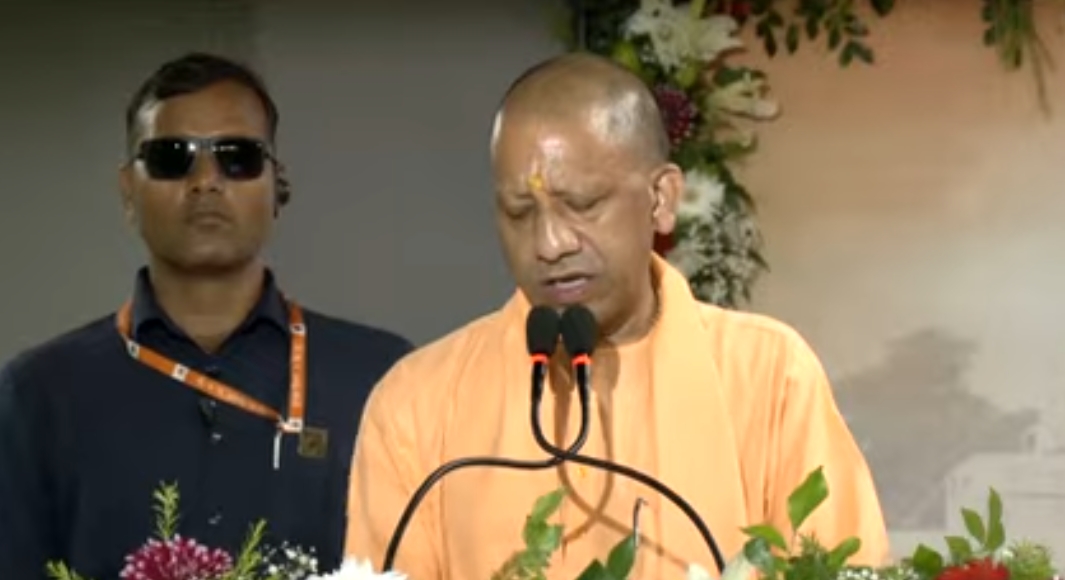 कार्यक्रम को सम्बोधित करते सीएम योगी कार्यक्रम को सम्बोधित करते सीएम योगी