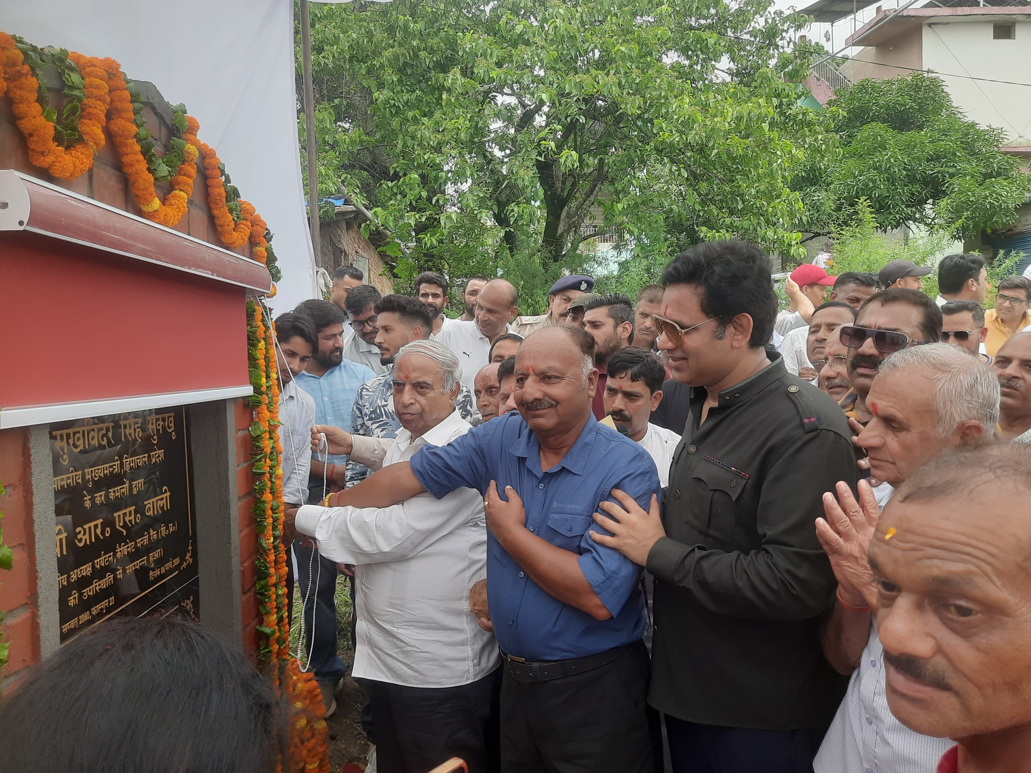 भूमिपजन करते हुए आरएस बाली। भूमिपजन करते हुए आरएस बाली।
