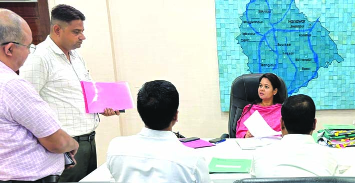 बैठक लेती हुई सीडीओ बैठक लेती हुई सीडीओ