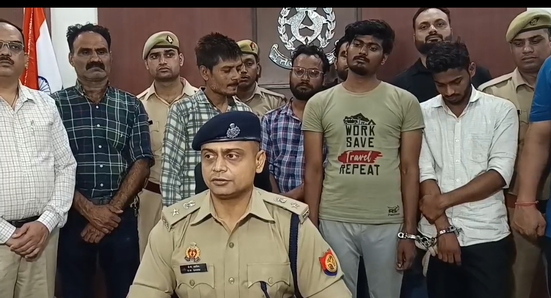 पुलिस की गिरफ्त में आरोपित पुलिस की गिरफ्त में आरोपित