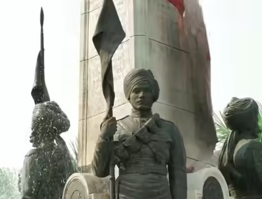 यह है दिल्ली का तीन मूर्ति चौक। यहीं पर है तीन मूर्ति भवन। यह है दिल्ली का तीन मूर्ति चौक। यहीं पर है तीन मूर्ति भवन।
