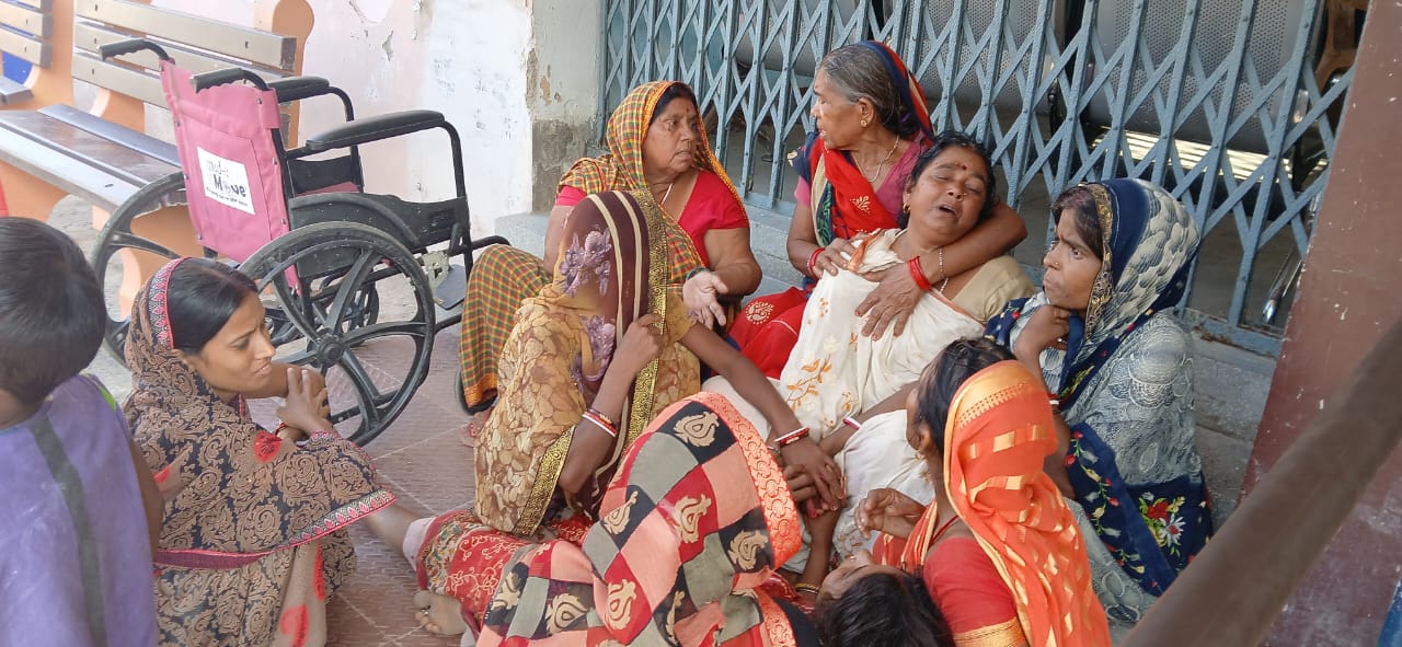 रोते बिलखते परिजन रोते बिलखते परिजन