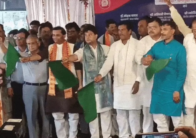 ट्रेन को हरी झंडी दिखाकर किया गया रवाना ट्रेन को हरी झंडी दिखाकर किया गया रवाना