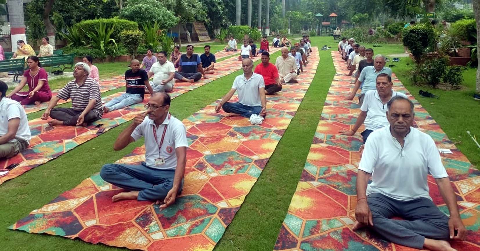 हुडा पार्क में आयोजित योग शिविर में उपस्थित शहरवासी। हुडा पार्क में आयोजित योग शिविर में उपस्थित शहरवासी।