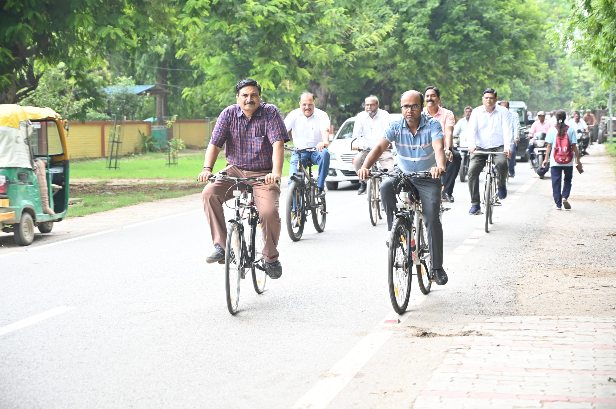 महाप्रबंधक साइकिल चलाकर हरित जीवनशैली का संदेश देते हुए महाप्रबंधक साइकिल चलाकर हरित जीवनशैली का संदेश देते हुए
