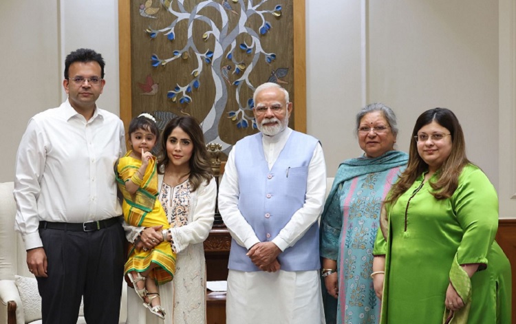 प्रधानमंत्री नरेन्द्र मोदी से मुलाकात करते रोहन जेटली और उनका परिवार प्रधानमंत्री नरेन्द्र मोदी से मुलाकात करते रोहन जेटली और उनका परिवार