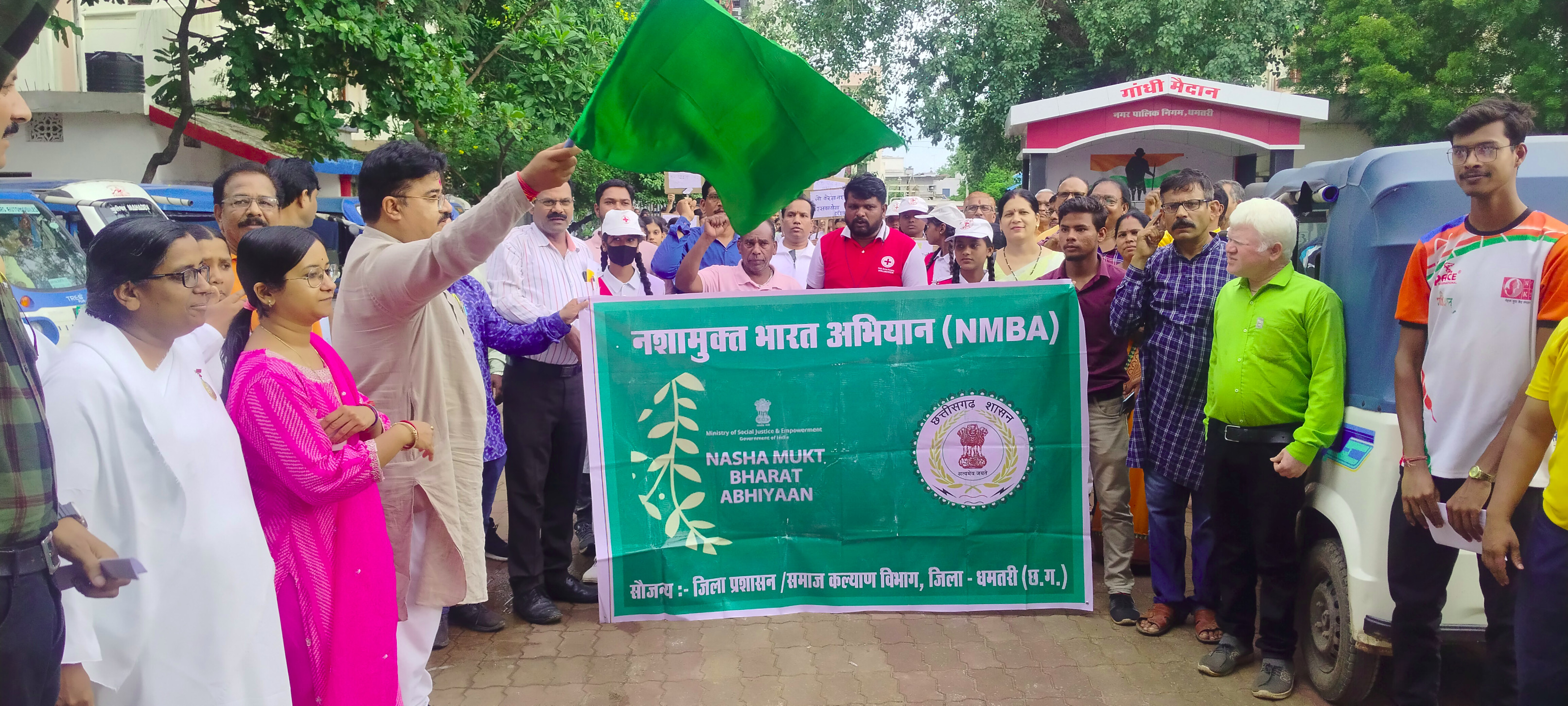 रैली को हरी झंडी दिखाते हुए महापौर रामू रोहरा व उपस्थित लोग। रैली को हरी झंडी दिखाते हुए महापौर रामू रोहरा व उपस्थित लोग।