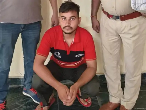 पुलिस की गिरफ्त में आरोपी। पुलिस की गिरफ्त में आरोपी।