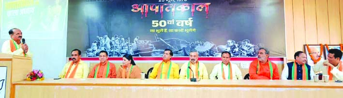 कार्यक्रम को सम्बोधित करते हुए कार्यक्रम को सम्बोधित करते हुए