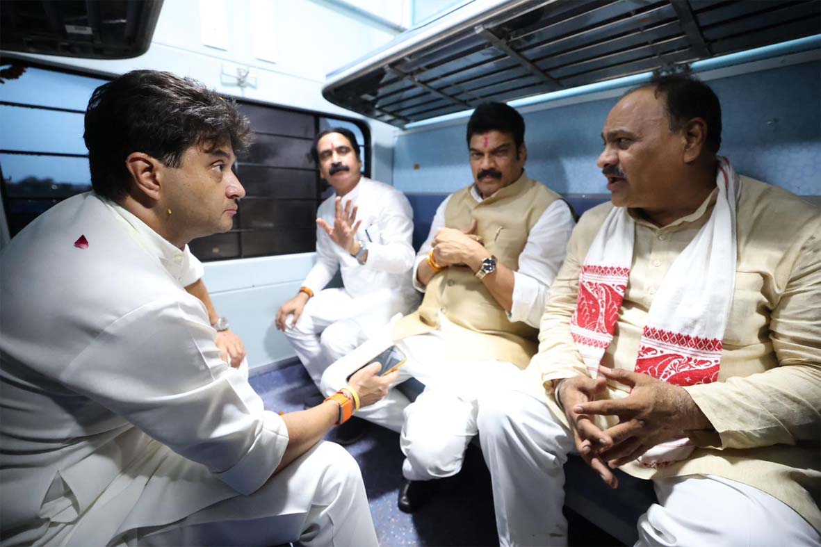 बेंगलुरु ट्रेन से गुना पहुँचे सिंधिया बेंगलुरु ट्रेन से गुना पहुँचे सिंधिया