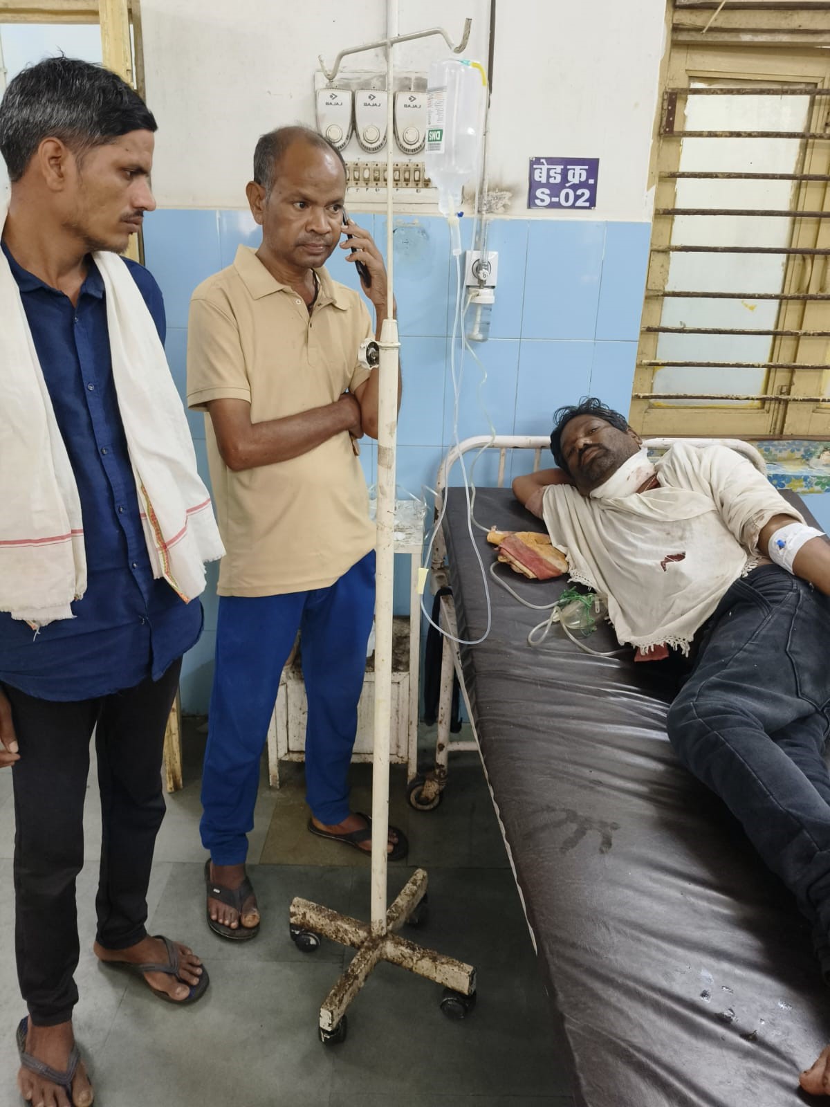 घायल चौकीदार श्यामलाल माली जिला अस्पताल में भर्ती।
