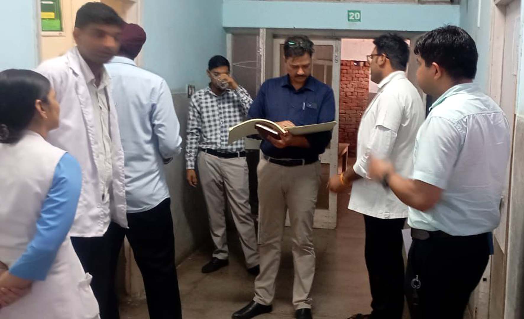स्पताल में निरीक्षण करते डॉ. सुरेश भौंसले। स्पताल में निरीक्षण करते डॉ. सुरेश भौंसले।