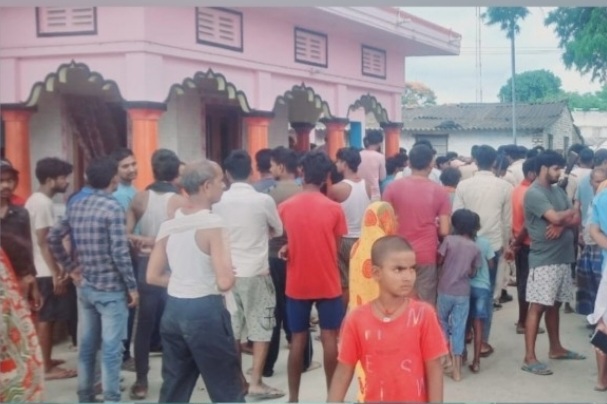 घटना के बाद जुटी लोगो की भीड़ घटना के बाद जुटी लोगो की भीड़