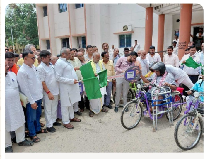 ट्राई साईकिल बितरण करते मंत्री ट्राई साईकिल बितरण करते मंत्री
