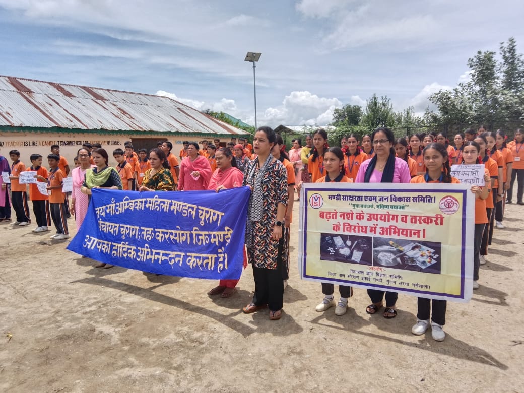 नशे के उपयोग व तस्करी के विरोध में रैली निकालते हुए। नशे के उपयोग व तस्करी के विरोध में रैली निकालते हुए।