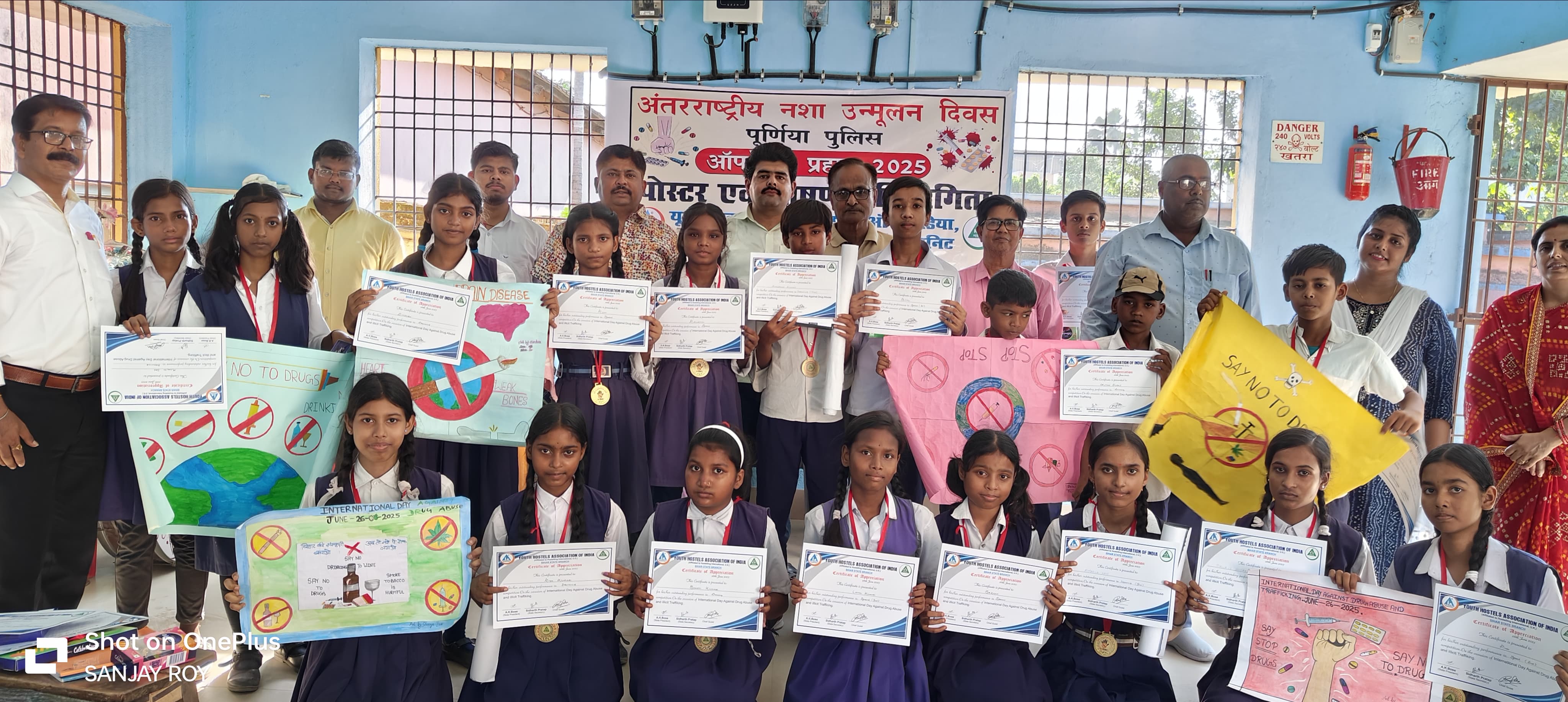 संबंध सम्मानित किए गए बच्चों के साथ यूथ हॉस्टल के अधिकारी संबंध सम्मानित किए गए बच्चों के साथ यूथ हॉस्टल के अधिकारी