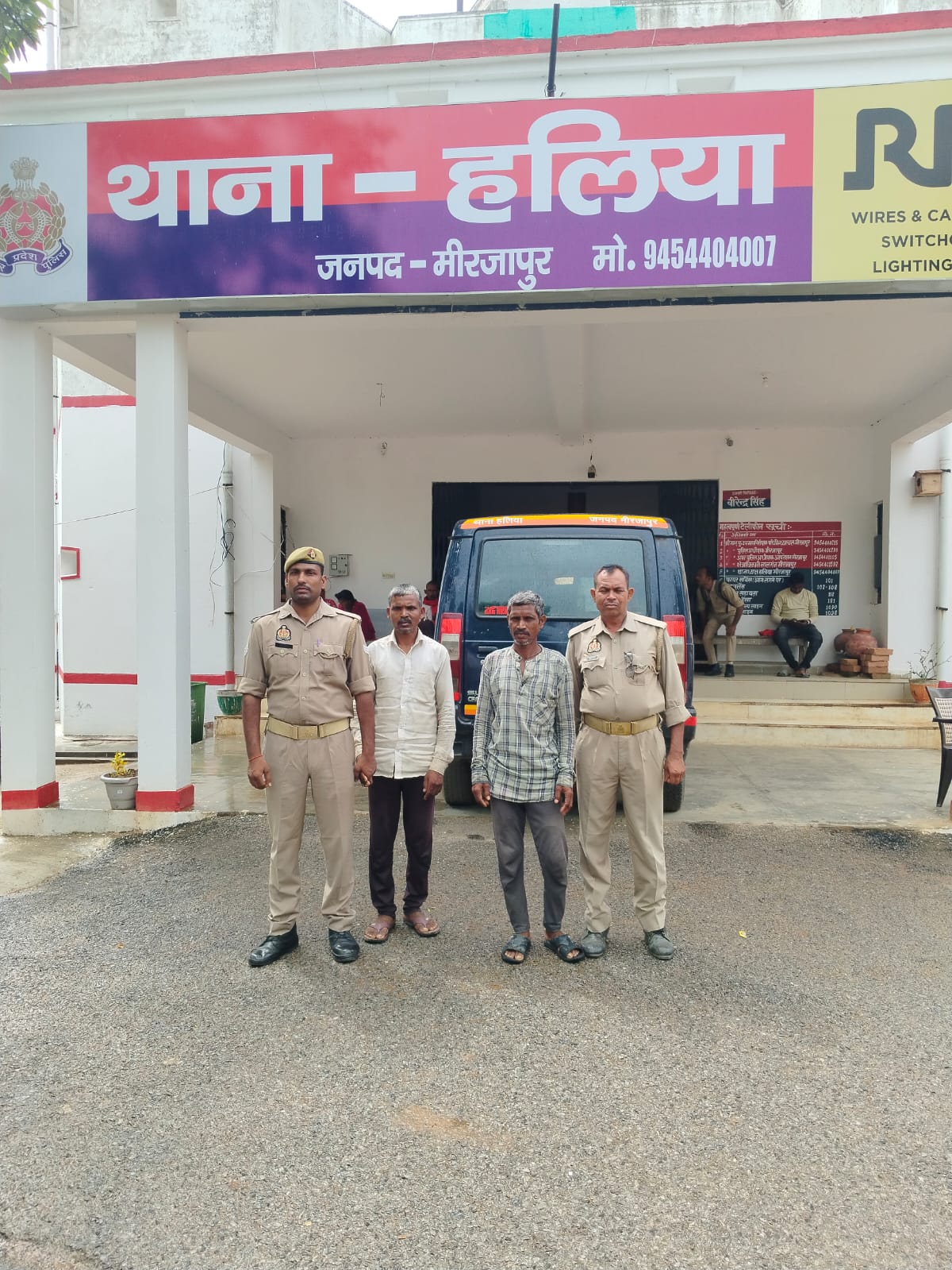पुलिस हिरासत में आरोपित। पुलिस हिरासत में आरोपित।