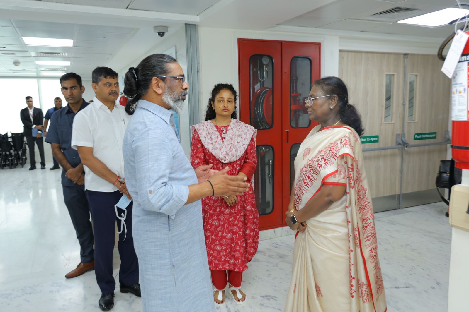 राष्ट्रपति और झारखंड के मुख्यमंत्री सहित अन्य राष्ट्रपति और झारखंड के मुख्यमंत्री सहित अन्य