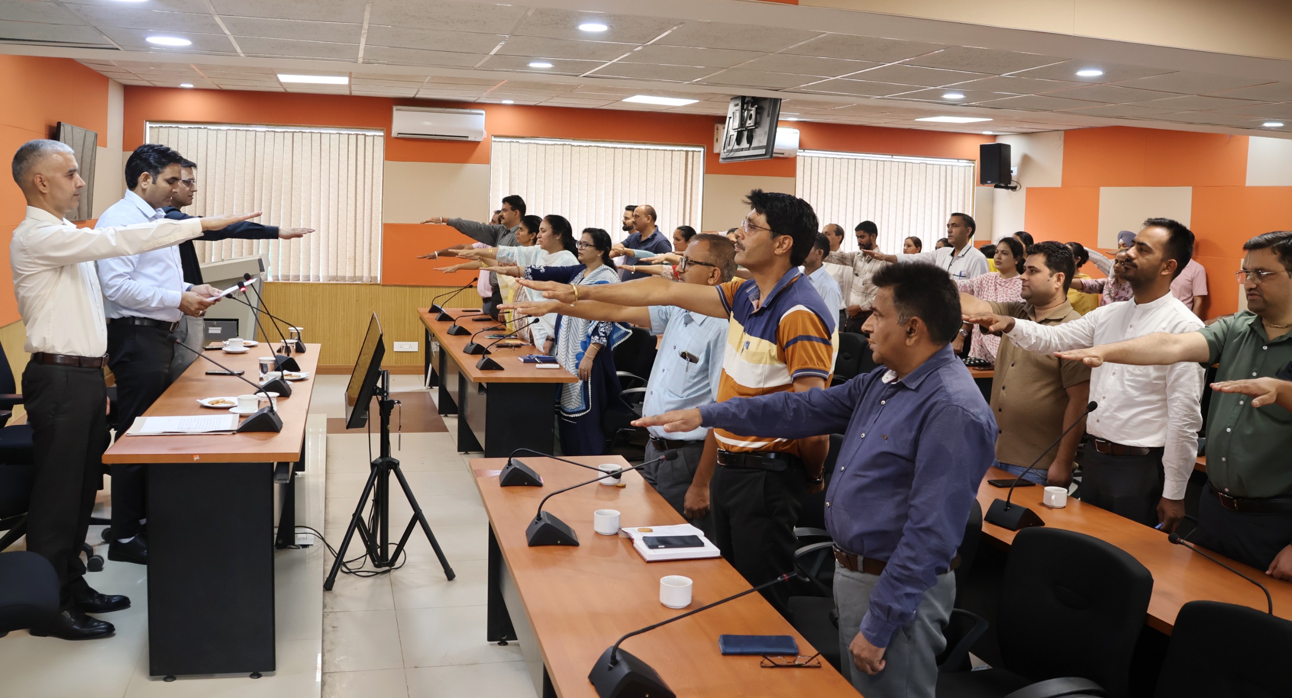 शपथ दिलाते हुए उपायुक्त। शपथ दिलाते हुए उपायुक्त।