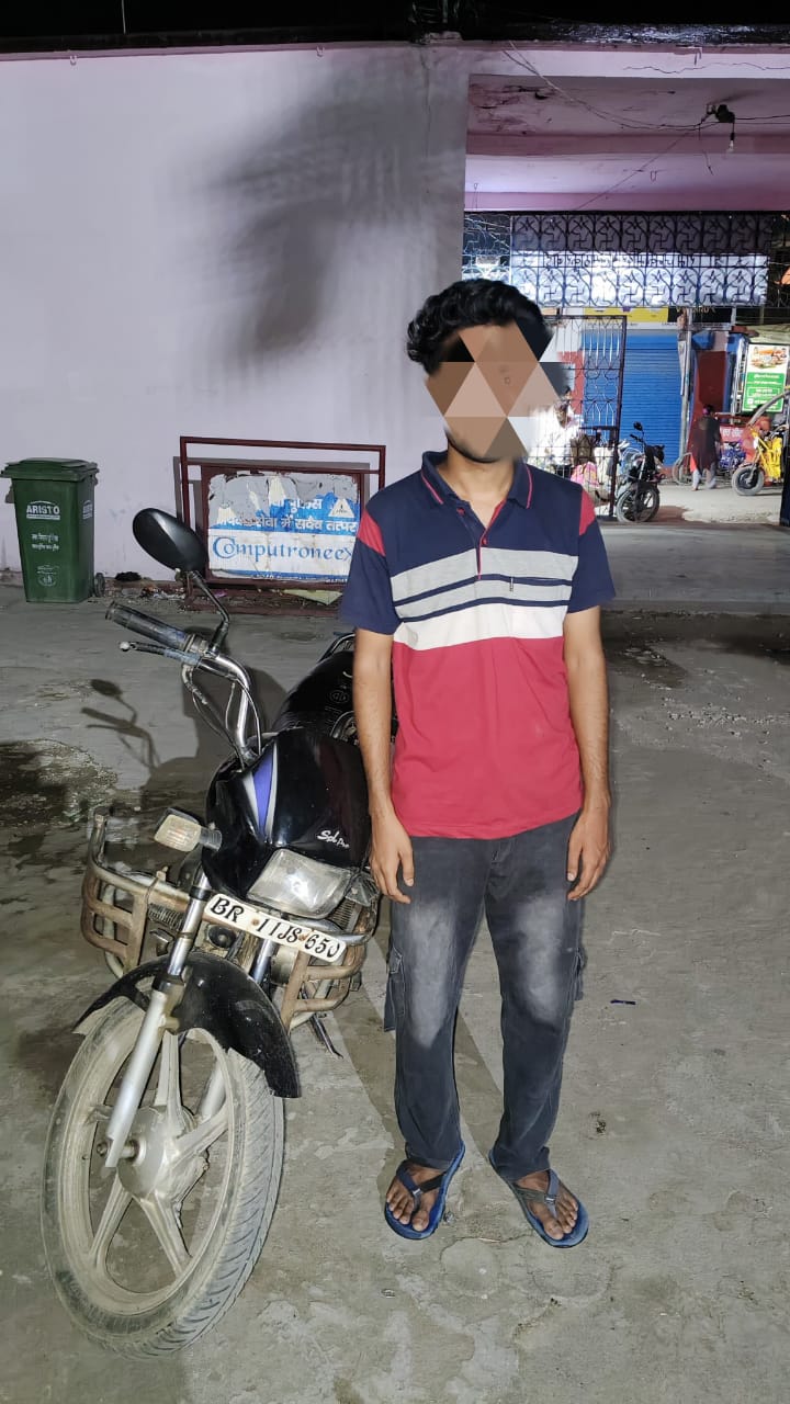 पकड़ा गया मोटरसाइकिल चोर पकड़ा गया मोटरसाइकिल चोर