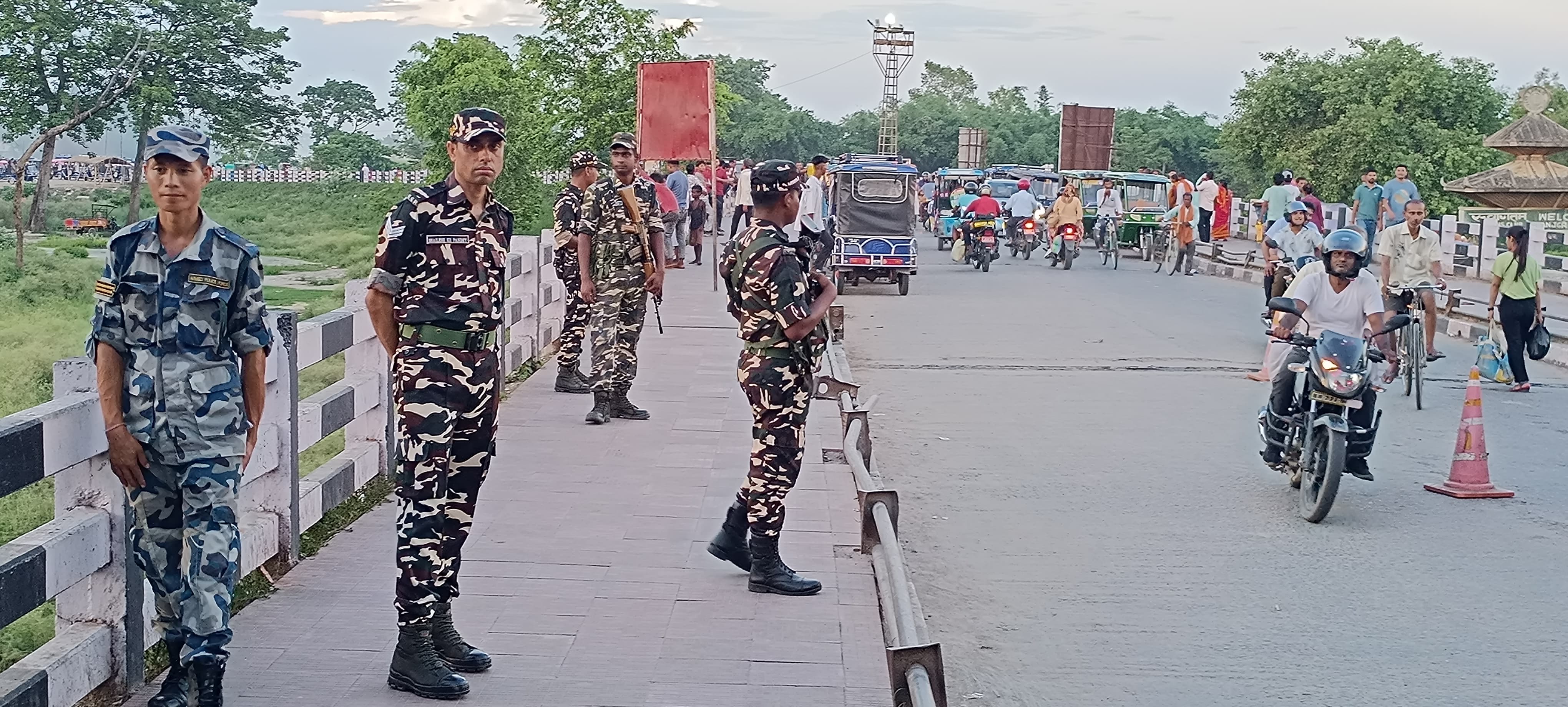 सीमा पर चौकसी बरतते सुरक्षा अधिकारी सीमा पर चौकसी बरतते सुरक्षा अधिकारी